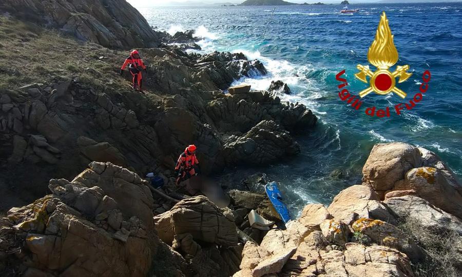 Nudo e senza documenti: è giallo alla Maddalena sul cadavere ritrovato sugli scogli di Corcelli