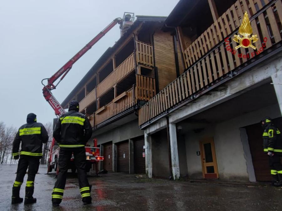 Appennino sferzato da raffiche di vento Nottata di superlavoro per i vigili del fuoco