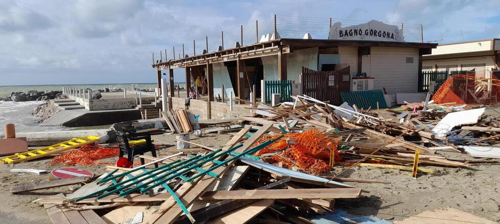 Marina di Pisa, il titolare del bagno Gorgona: «Struttura devastata da un muro d'acqua, non so se riapriremo»<br>
