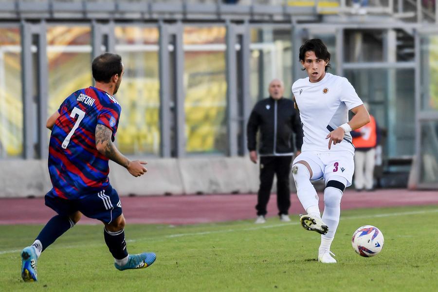
	Un'azione del Livorno e sullo sfondo mister Favorin, ora a rischio esonero (foto Masini/SIlvi)

