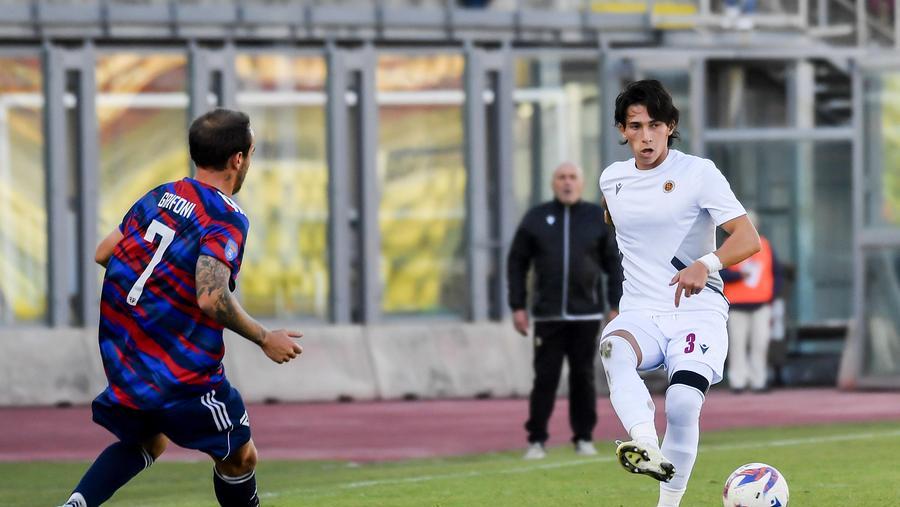 Un'azione del Livorno e sullo sfondo mister Favorin, ora a rischio esonero (foto Masini/SIlvi)