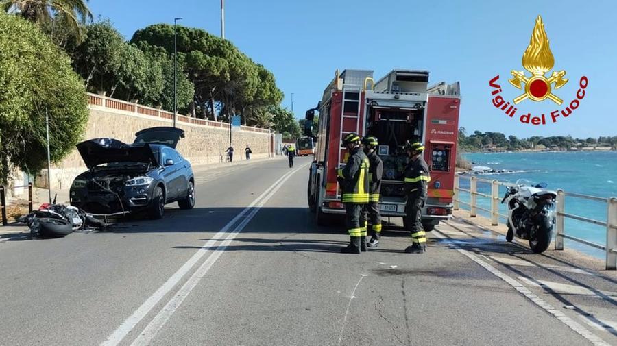 Scontro fra un’auto e due moto sul litorale di Quartu: gravi in ospedale i due motociclisti