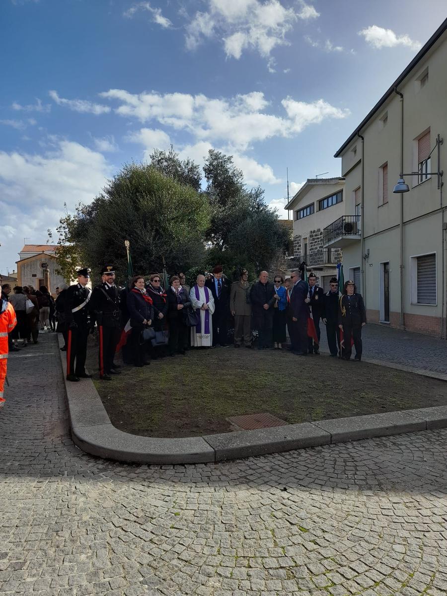
	Don Mongili in una foto di gruppo dopo la messa

