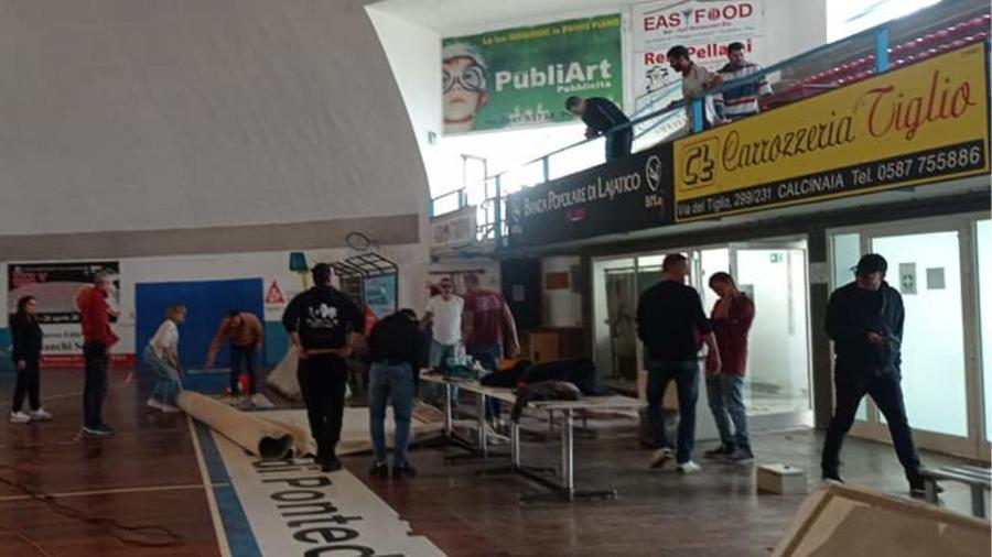 
	I tifosi del Pontedera al lavoro nel palazzetto dello sport&nbsp;

