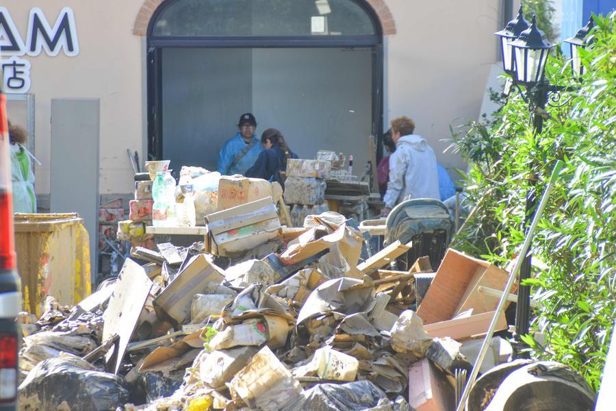 Alluvione in Toscana, ora l’emergenza sono fanghi e rifiuti. E c’è già chi ci specula: «Chiesti fino a 10 mila euro per liberare le cantine»