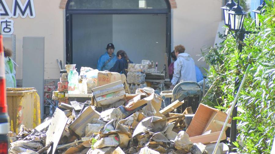 Alluvione in Toscana, ora l’emergenza sono fanghi e rifiuti. E c’è già chi ci specula: «Chiesti fino a 10 mila euro per liberare le cantine»