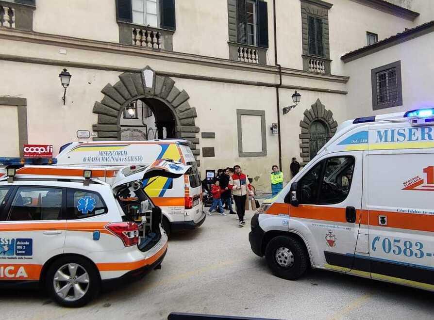 Lucca, un malore fatale tra i banchi di riviste nel Real Collegio