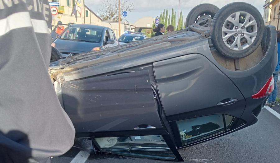 L'auto ribaltata a Vicarello