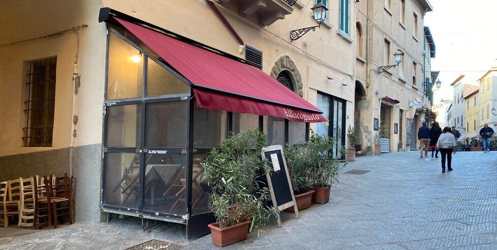 Piombino, ubriachi pretendono da bere: scoppia la rissa in un ristorante del centro
