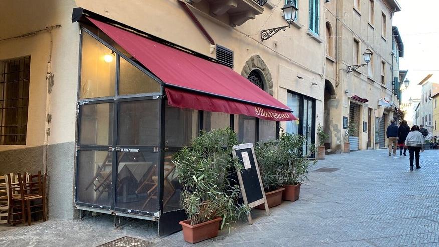 Piombino, ubriachi pretendono da bere: scoppia la rissa in un ristorante del centro