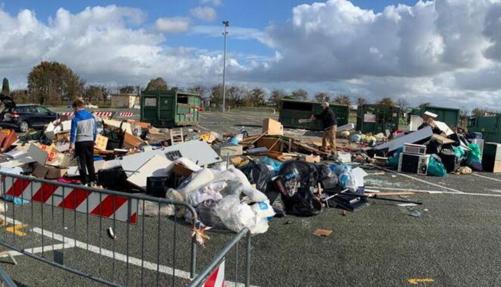 Gli oggetti e i ricordi di tante vite sono finiti nel centro di raccolta in piazza del Mercato