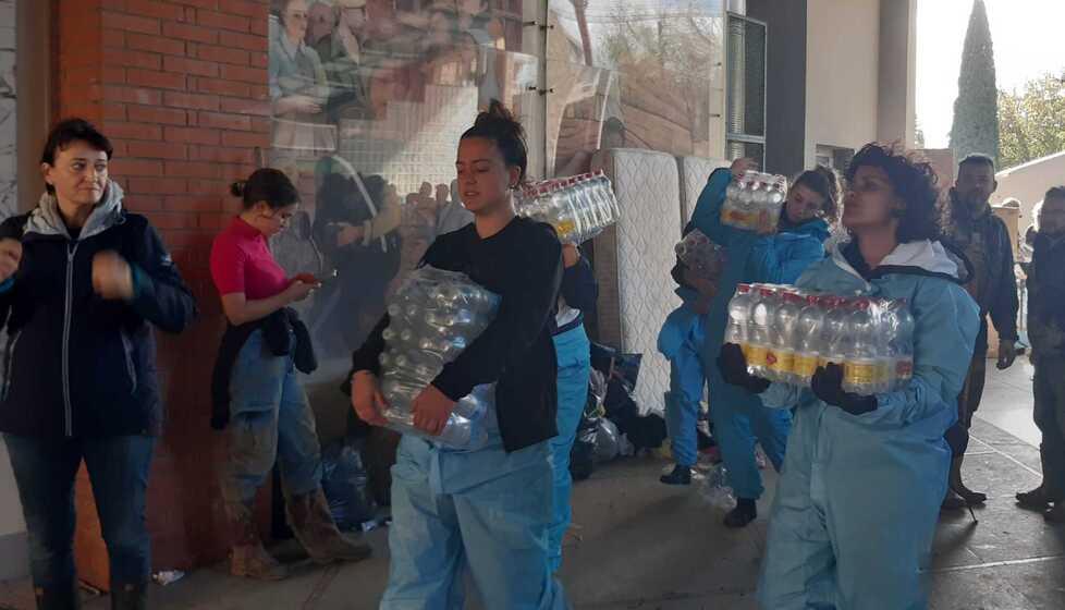 Cittadine  e volontarie portano casse di acqua in bottiglia ai campigiani ai quali è stato vietato l’uso dell’acqua dell’acquedotto