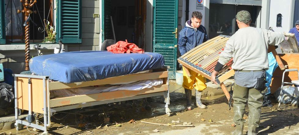 Alluvione in Toscana, la vita “stesa” ad asciugare in strada. E a Campi Bisenzio arrivano mille volontari