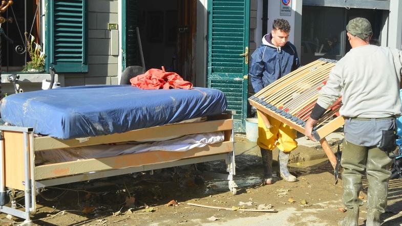 Alluvione in Toscana, la vita “stesa” ad asciugare in strada. E a Campi Bisenzio arrivano mille volontari