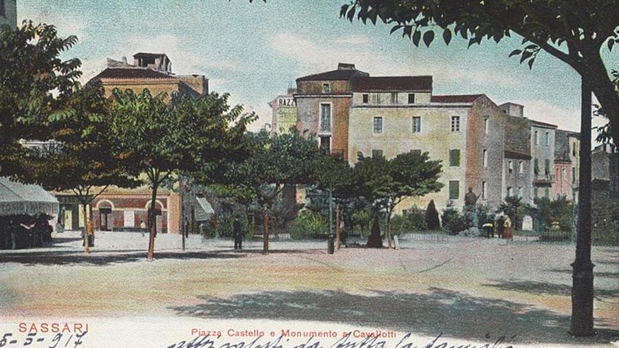 
	Piazza Castello in una cartolina del 1917

