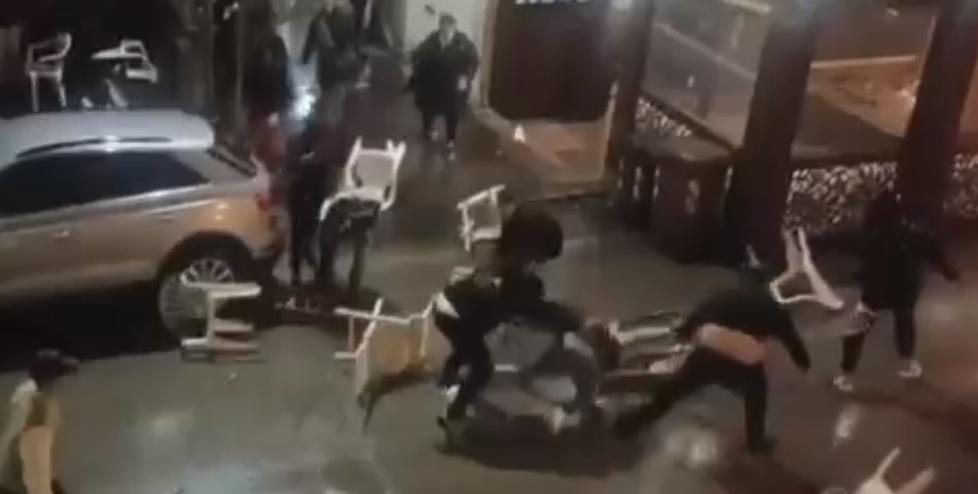 Empoli, follia al pub: in quindici contro uno con calci alla testa mentre è a terra. Nessuno li ferma – Video