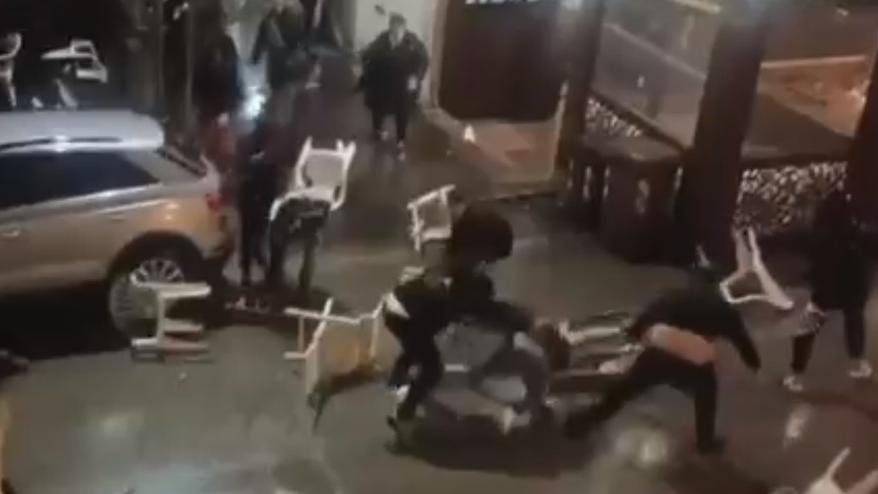 Empoli, follia al pub: in quindici contro uno con calci alla testa mentre è a terra. Nessuno li ferma – Video