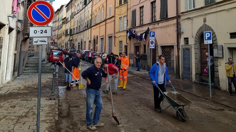 Esondato il Rio San Domenico paura nel centro storico di Pescia