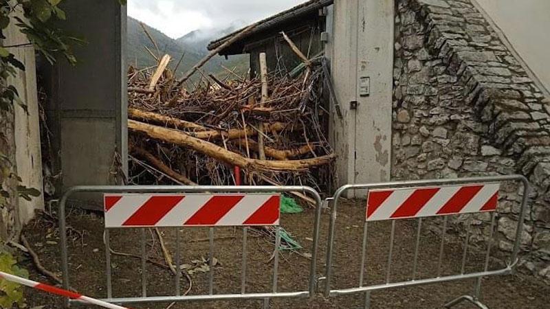 Prato, il Bisenzio è esondato da un cancello dove prima c’era un muro. Proprietaria e assessore non ci stanno, ma i vicini incalzano