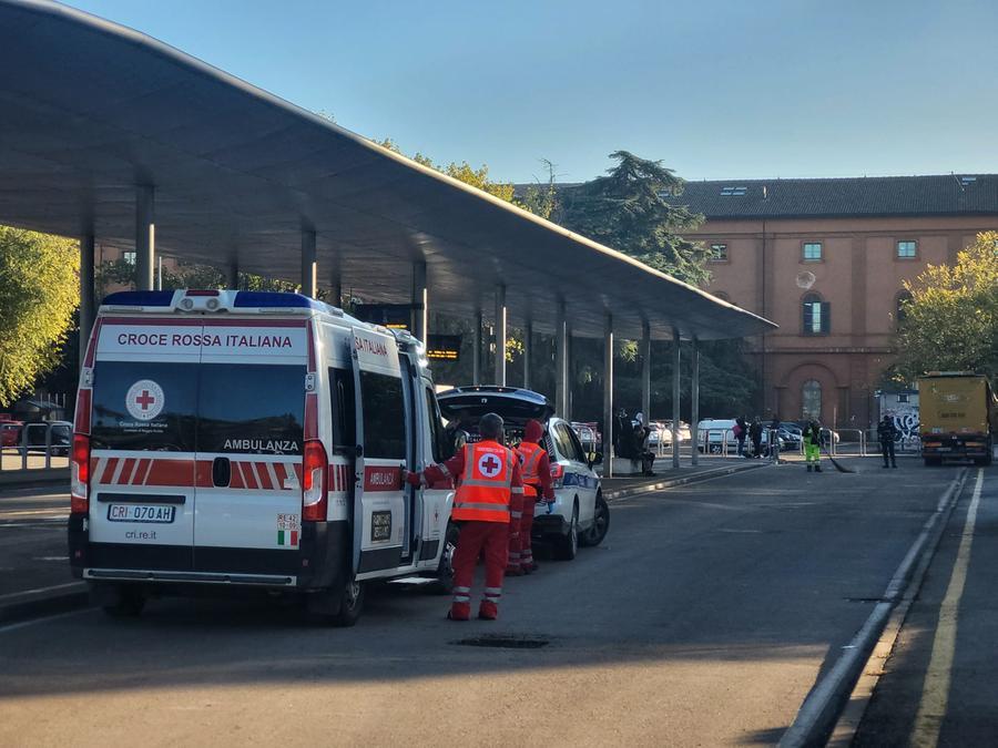Tamponamento tra bus alla caserma Zucchi, ferite nove persone