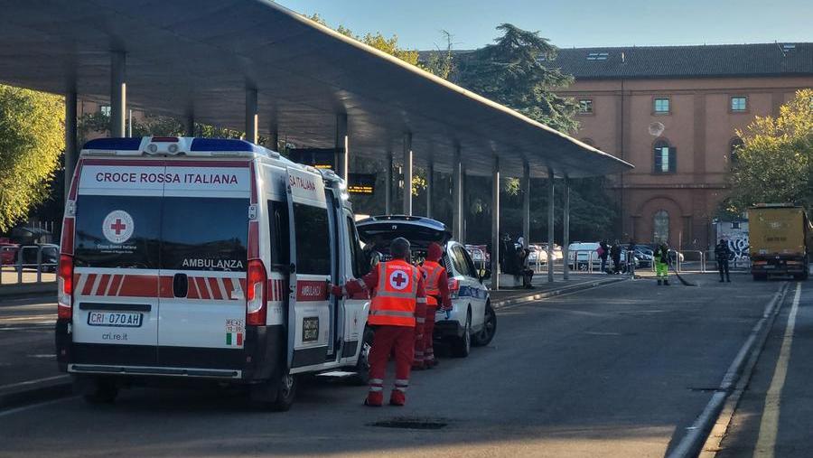 Tamponamento tra bus alla caserma Zucchi, ferite nove persone