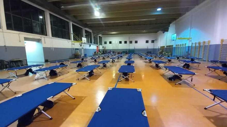 La palestra dell’Istituto Datini dove avrebbero dovuto andare gli sfollati