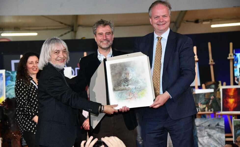 Da sinistra l’artista spagnolo Luis Royo con il suo autoritratto, il sindaco Mario Pardini e il direttore della Galleria degli Uffizi Eike Schmidt