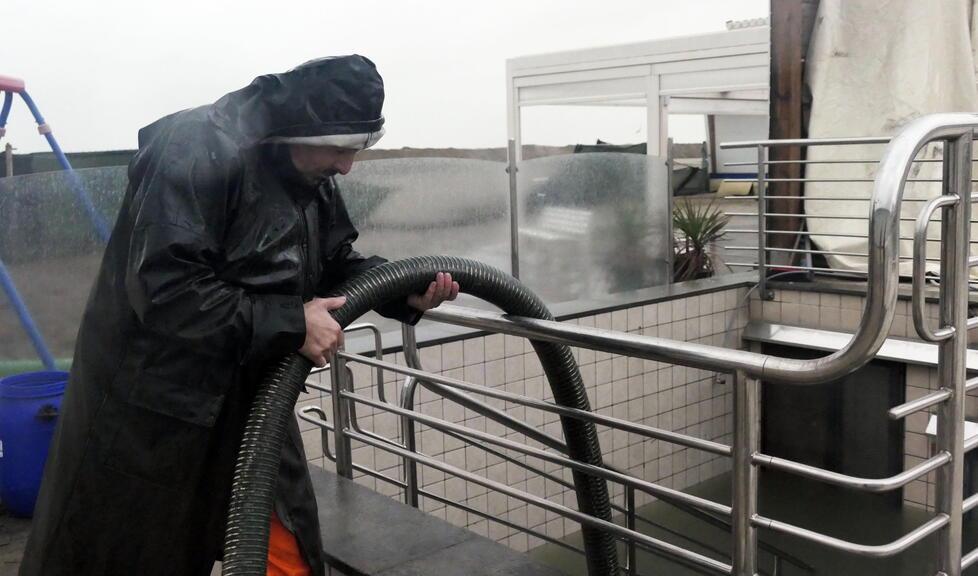 Maltempo in Versilia, i balneari furiosi: danni ingenti e tra pochi mesi ci mandano all’asta