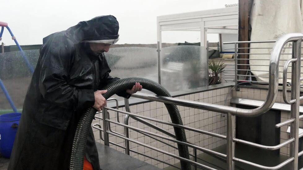 Maltempo in Versilia, i balneari furiosi: danni ingenti e tra pochi mesi ci mandano all’asta