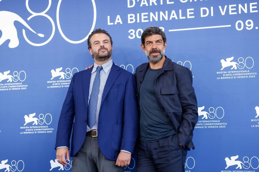 
	Il regista De Angelis con Favino

