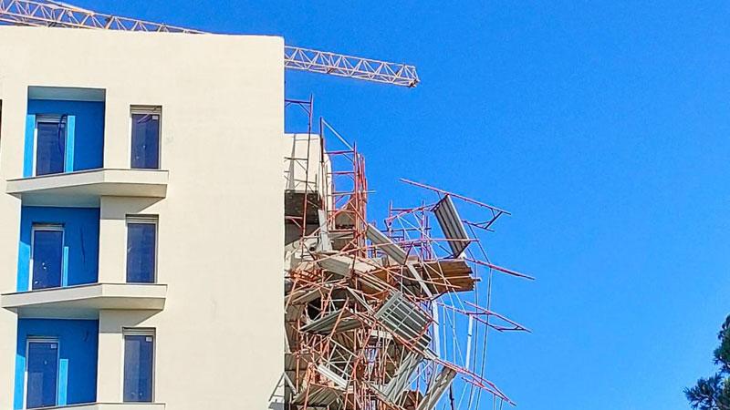 Piombino, impalcatura pericolante: chiudono i nidi comunali