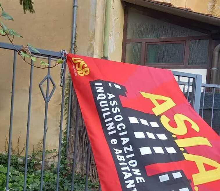 Massa, un papà sotto sfratto con quattro figli occupa una casa popolare vuota