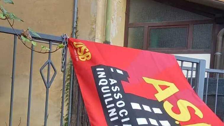 Massa, un papà sotto sfratto con quattro figli occupa una casa popolare vuota