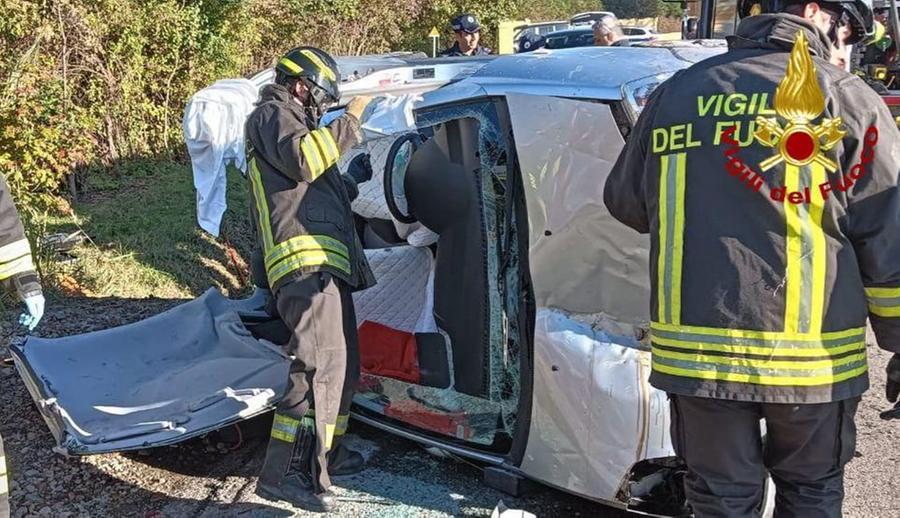 Si ribalta con l’utilitaria, ferita un’81enne