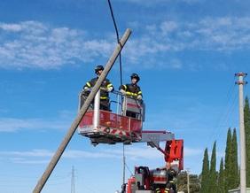 Livorno, pompieri ancora al lavoro per mettere in sicurezza la città dopo il forte vento