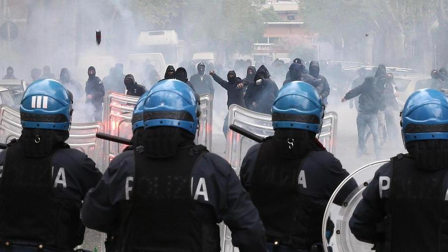 Renzi gela il mondo del calcio: forze dell’ordine pagate dai club
