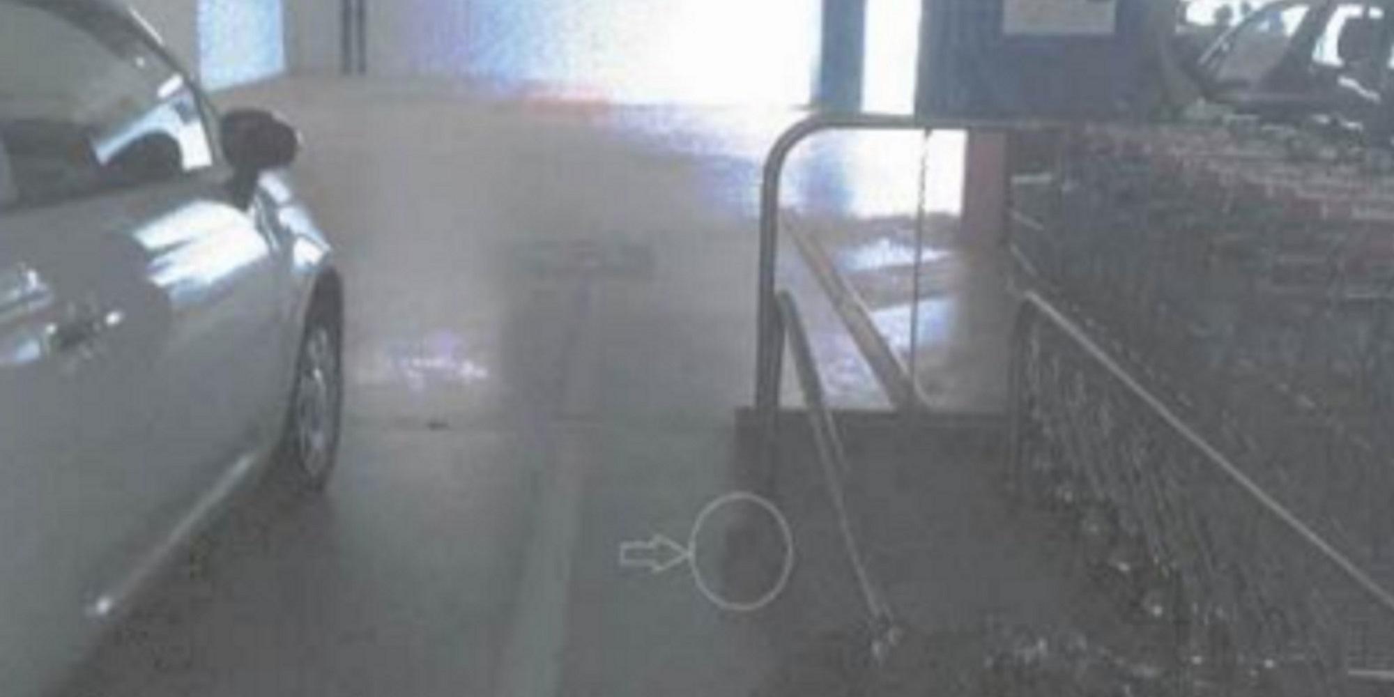 Il punto dove la donna sarebbe caduta nel parcheggio sotterraneo