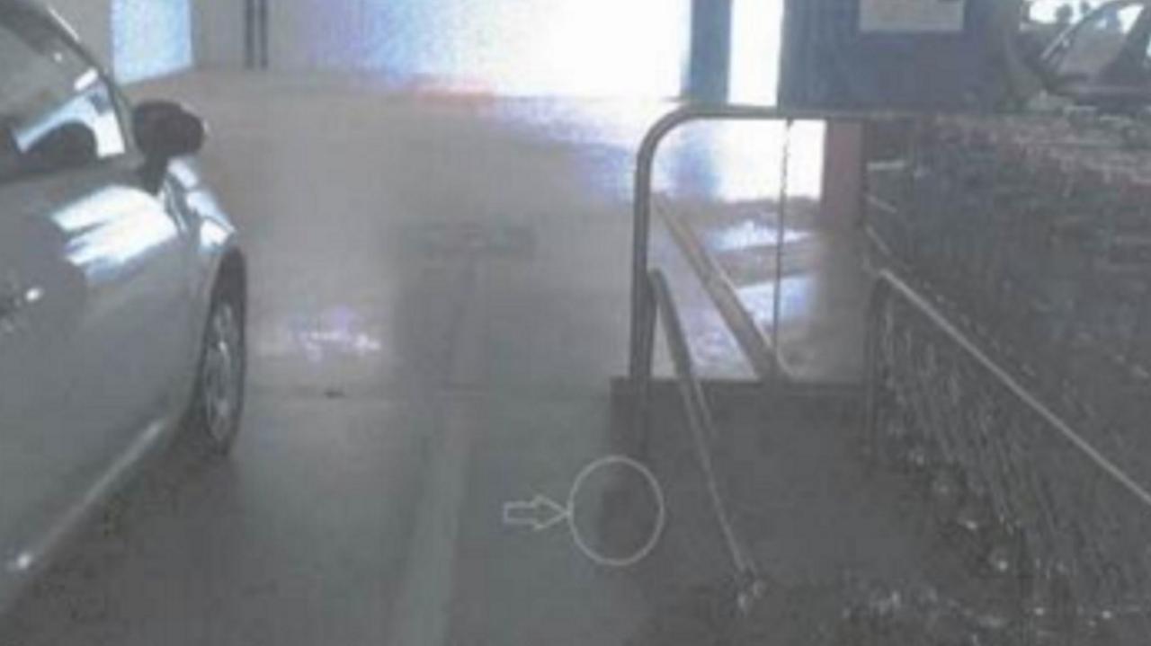 Il punto dove la donna sarebbe caduta nel parcheggio sotterraneo