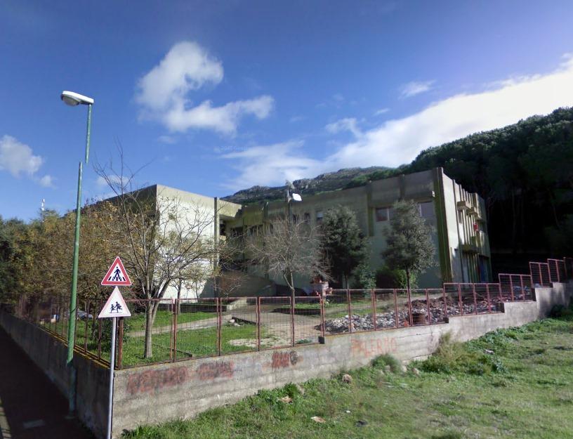 Arbus, rimprovera l’alunno che chiama il padre: docente aggredito nel corridoio