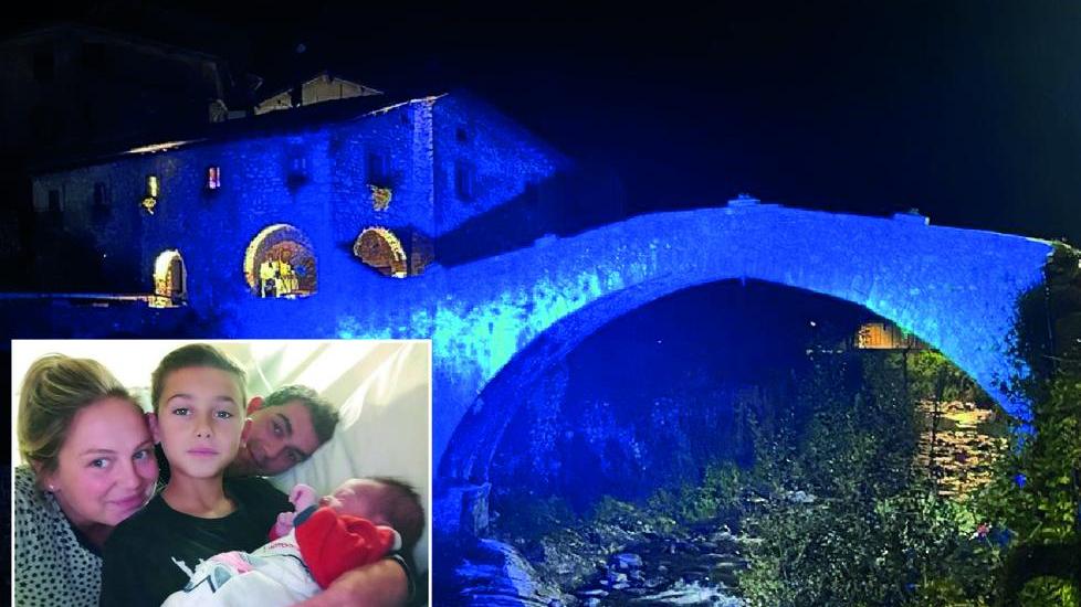 L’arrivo di Matteo illumina Vergemoli: per il neonato il Ponte della Dogana si colora di azzurro