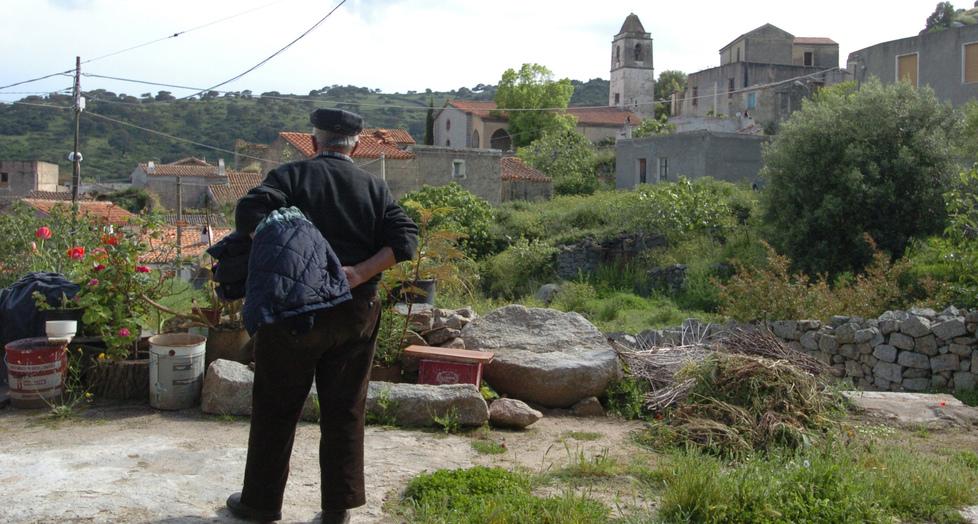 La Sardegna raccontata dal Times: «Senza bambini, un luogo per vecchi»