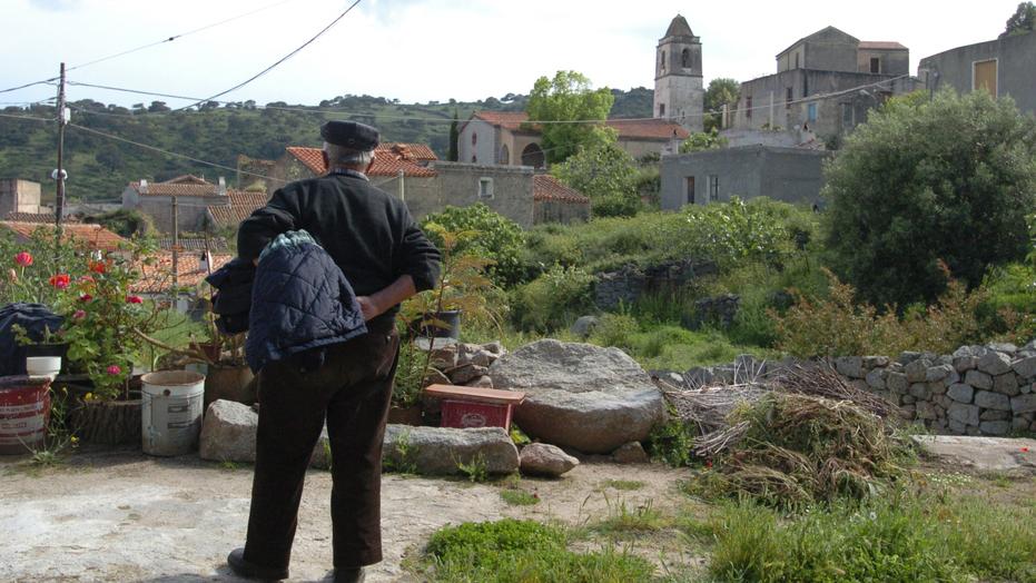 La Sardegna raccontata dal Times: «Senza bambini, un luogo per vecchi»