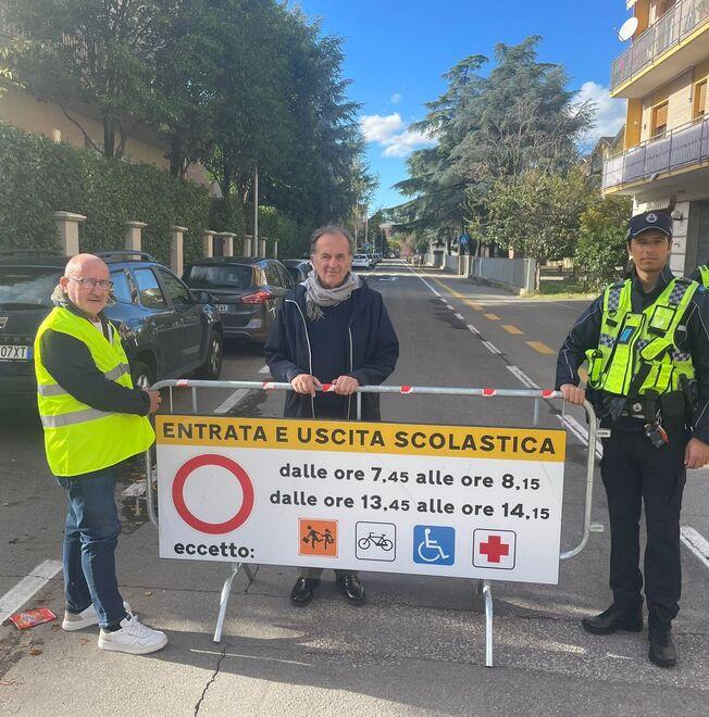 Vignola. Stop alle automobili: la strada è riservata solo agli studenti<br>
