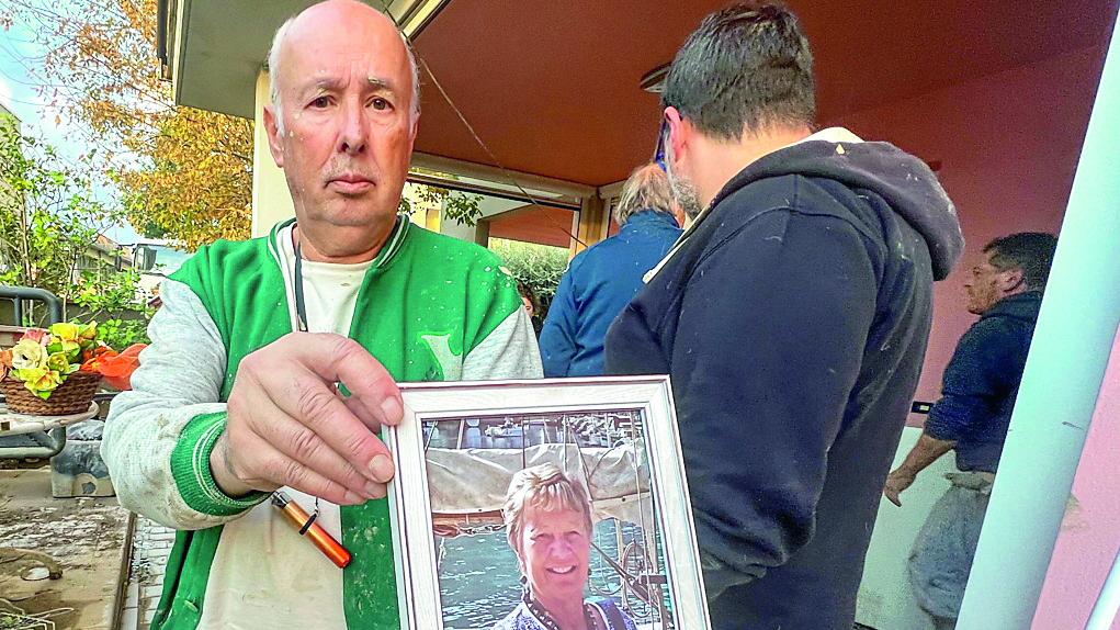 Alluvione a Montale, la denuncia di Roberto: «Oltre cinque ore prima dei soccorsi e Loriana mi è morta tra le braccia» – Video