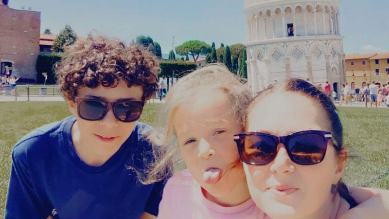 Da Sheffield a Pisa: una gita di 24 ore per mangiare la pizza. La curiosa storia di una mamma inglese