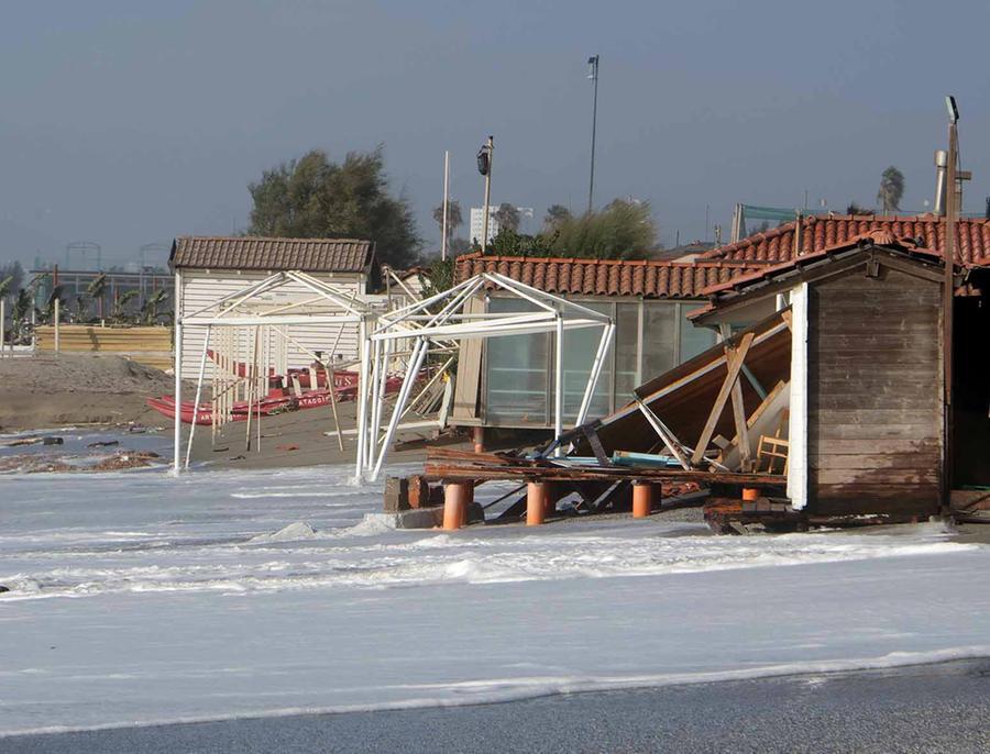 
	Nelle foto i danni della mareggiata con l&rsquo;acqua entrata dentro gli stabilimenti

