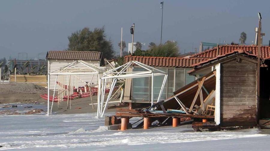 Nelle foto i danni della mareggiata con l’acqua entrata dentro gli stabilimenti