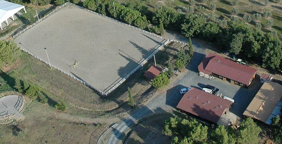 Pomarance, via a demolizione e ricostruzione della stalla del maneggio comunale