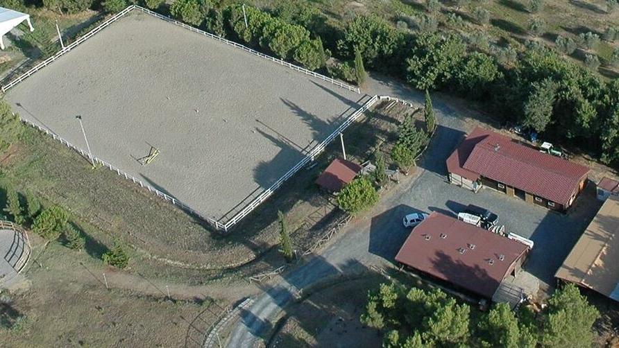 Pomarance, via a demolizione e ricostruzione della stalla del maneggio comunale
