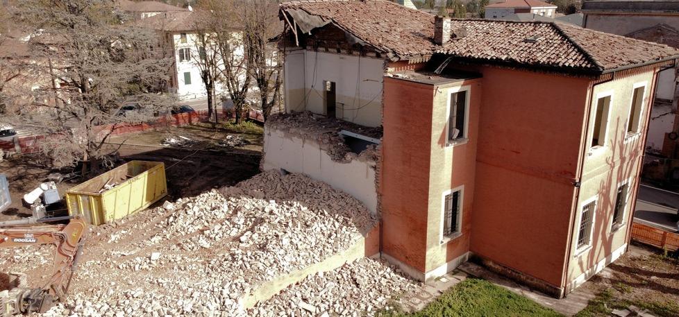 XII Morelli. La comunità saluta la scuola rossa: «Punto di riferimento del paese»<br type="_moz" />
